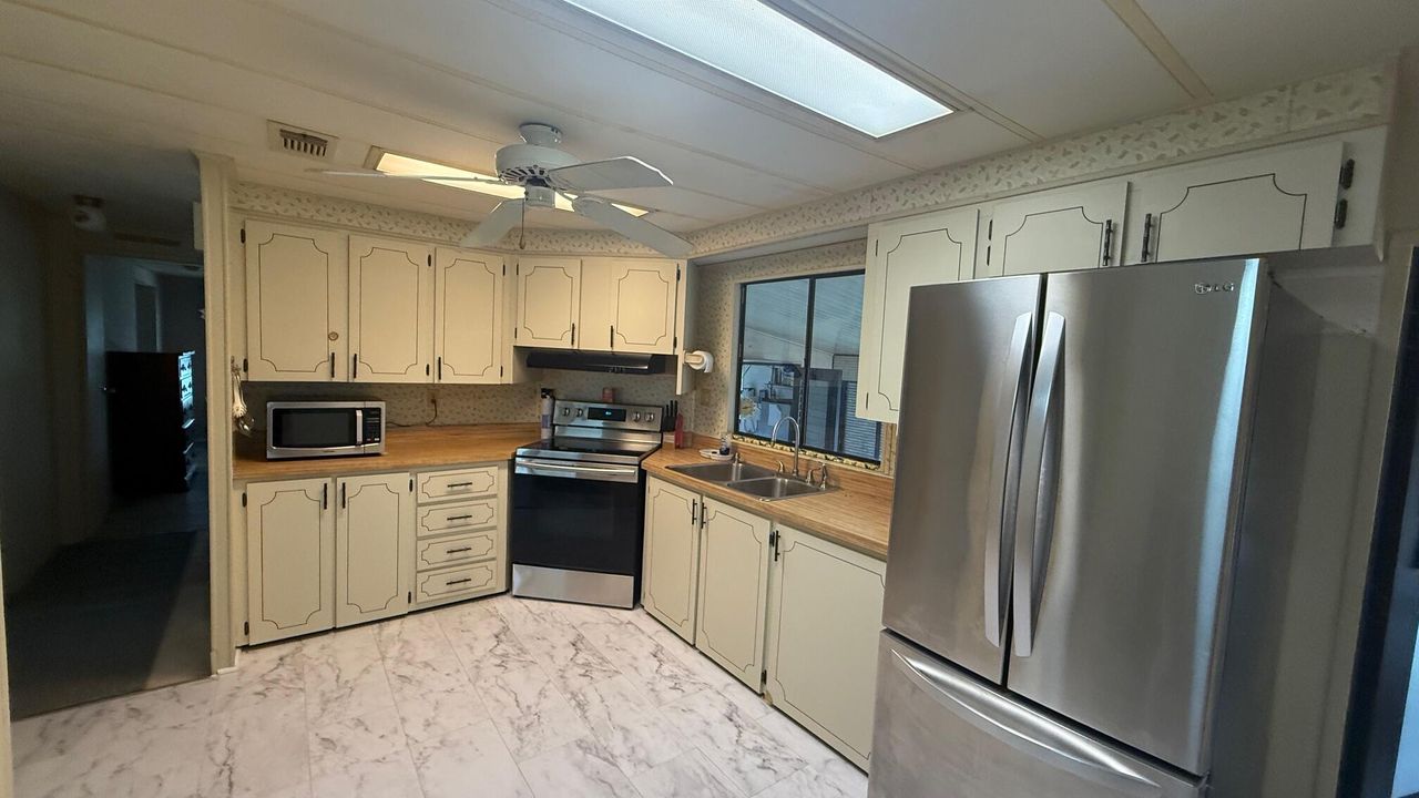 合同活跃: $172,500 (2 贝兹, 2 浴室, 1254 平方英尺)