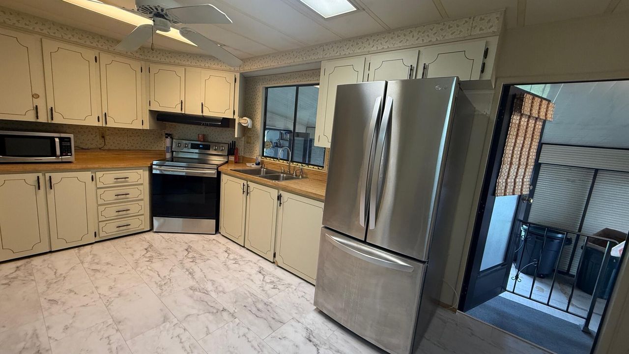 合同活跃: $172,500 (2 贝兹, 2 浴室, 1254 平方英尺)