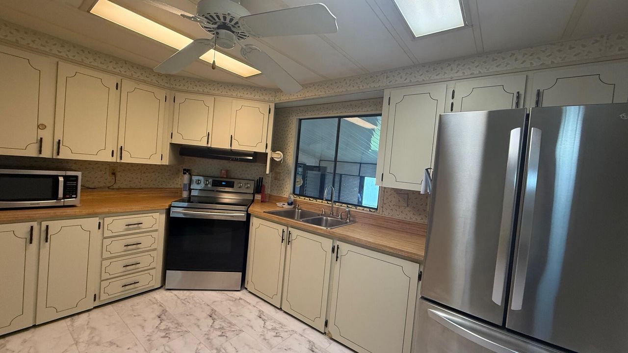 合同活跃: $172,500 (2 贝兹, 2 浴室, 1254 平方英尺)