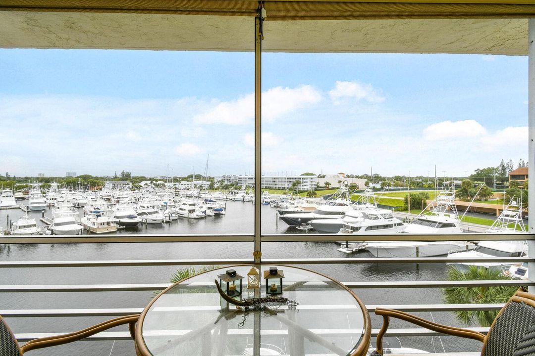 合同活跃: $239,000 (2 贝兹, 2 浴室, 1200 平方英尺)