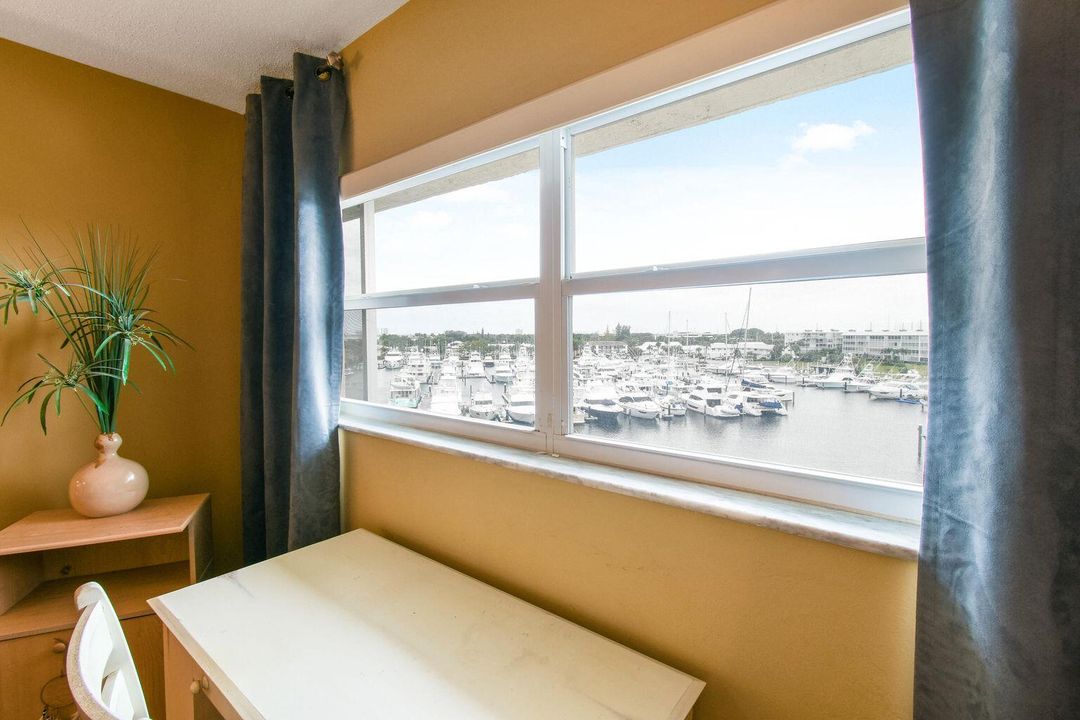 合同活跃: $239,000 (2 贝兹, 2 浴室, 1200 平方英尺)