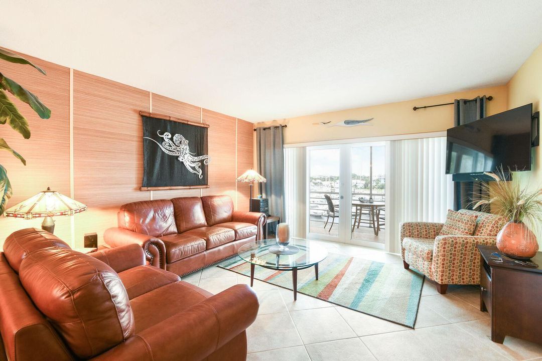 合同活跃: $239,000 (2 贝兹, 2 浴室, 1200 平方英尺)