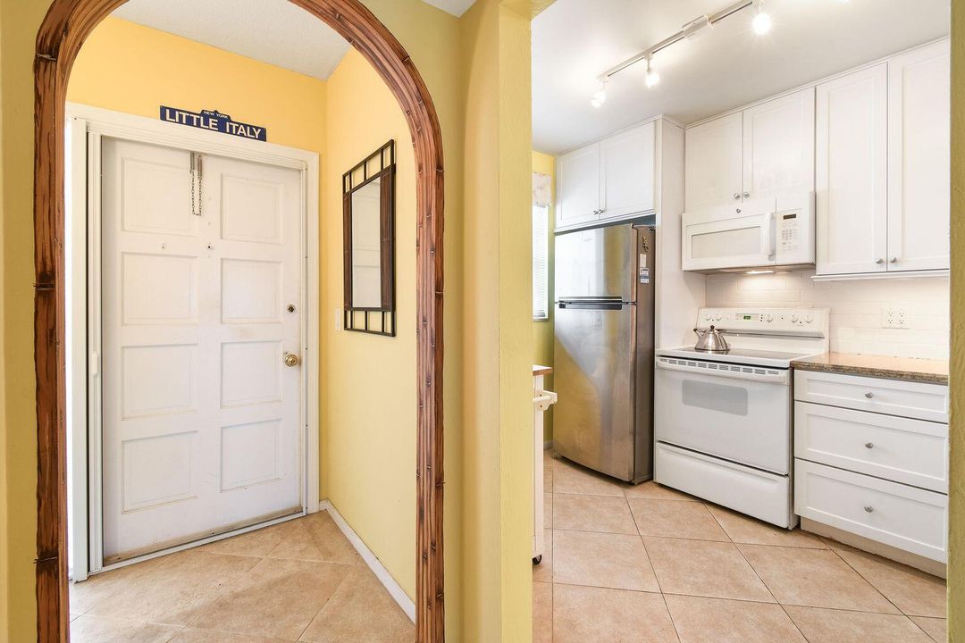 合同活跃: $239,000 (2 贝兹, 2 浴室, 1200 平方英尺)