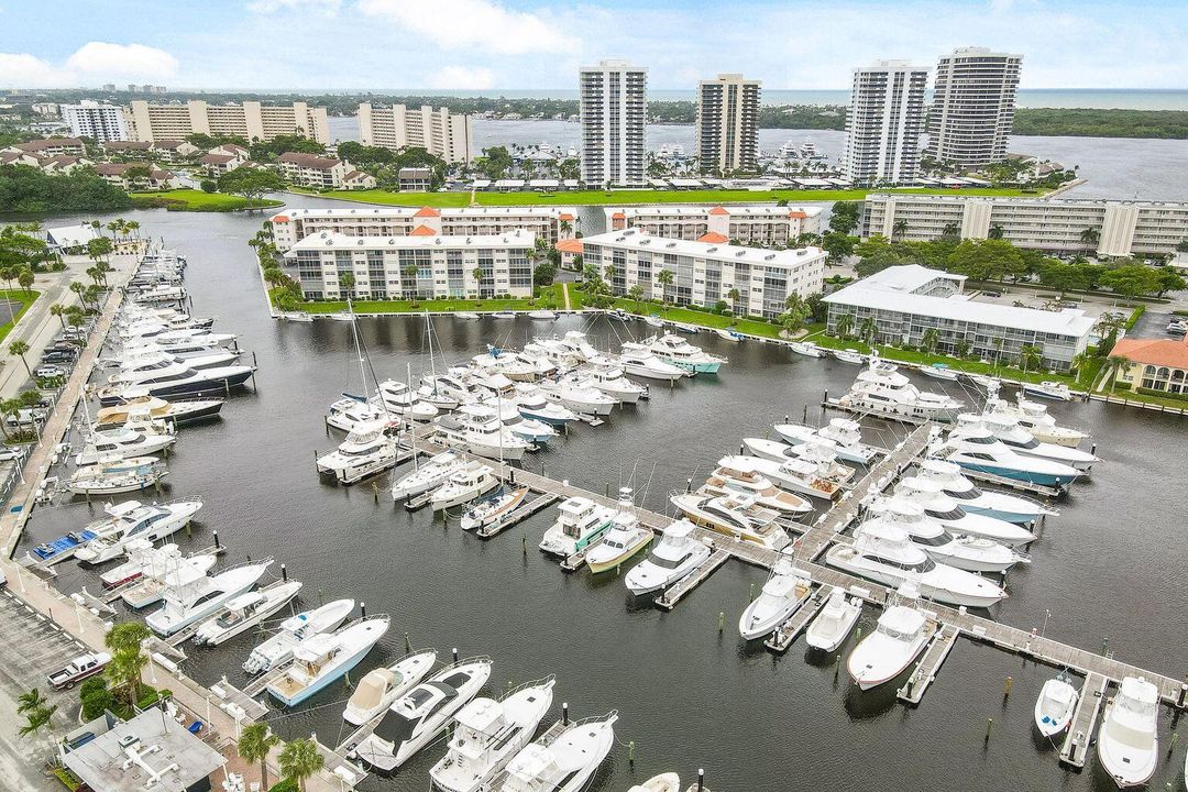 合同活跃: $239,000 (2 贝兹, 2 浴室, 1200 平方英尺)