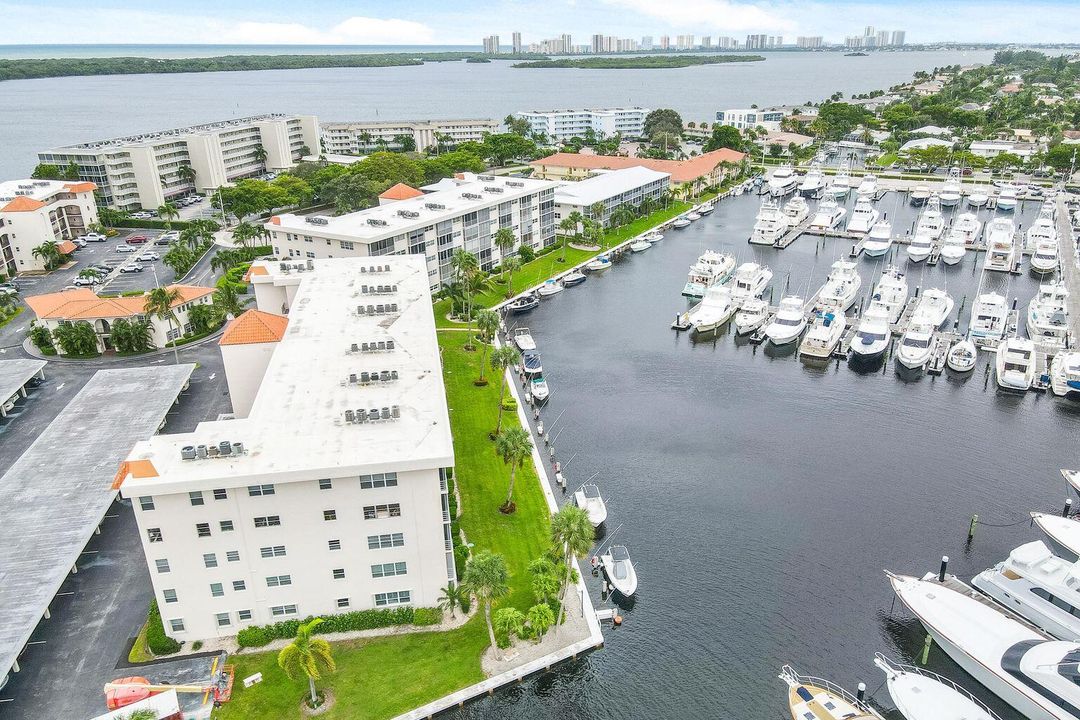 合同活跃: $239,000 (2 贝兹, 2 浴室, 1200 平方英尺)