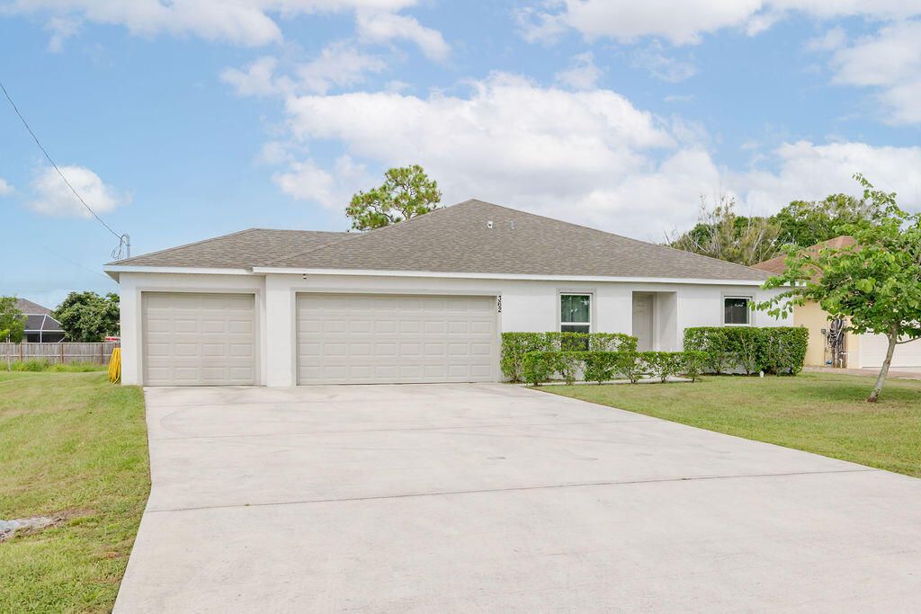 Active With Contract: $2,895 (4 beds, 2 baths, 1796 Square Feet)