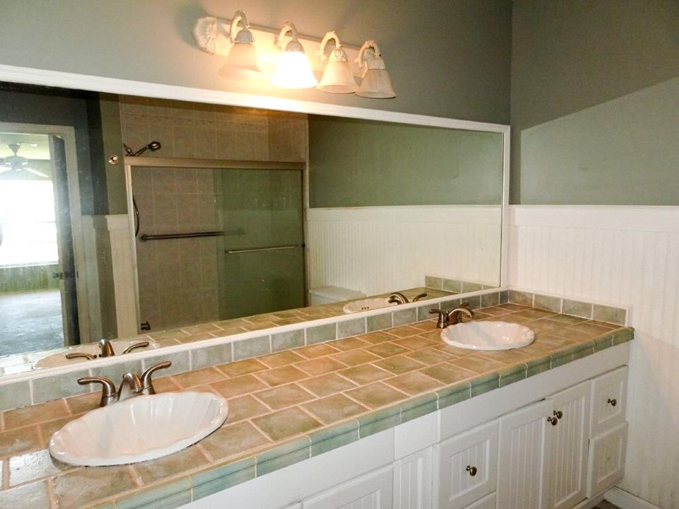 待售: $306,000 (2 贝兹, 2 浴室, 1240 平方英尺)