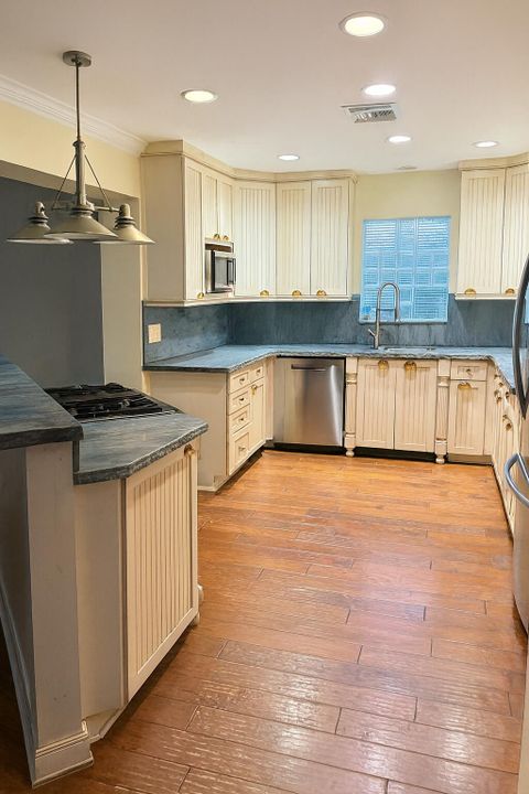 出租: $13,800 (4 贝兹, 2 浴室, 2087 平方英尺)