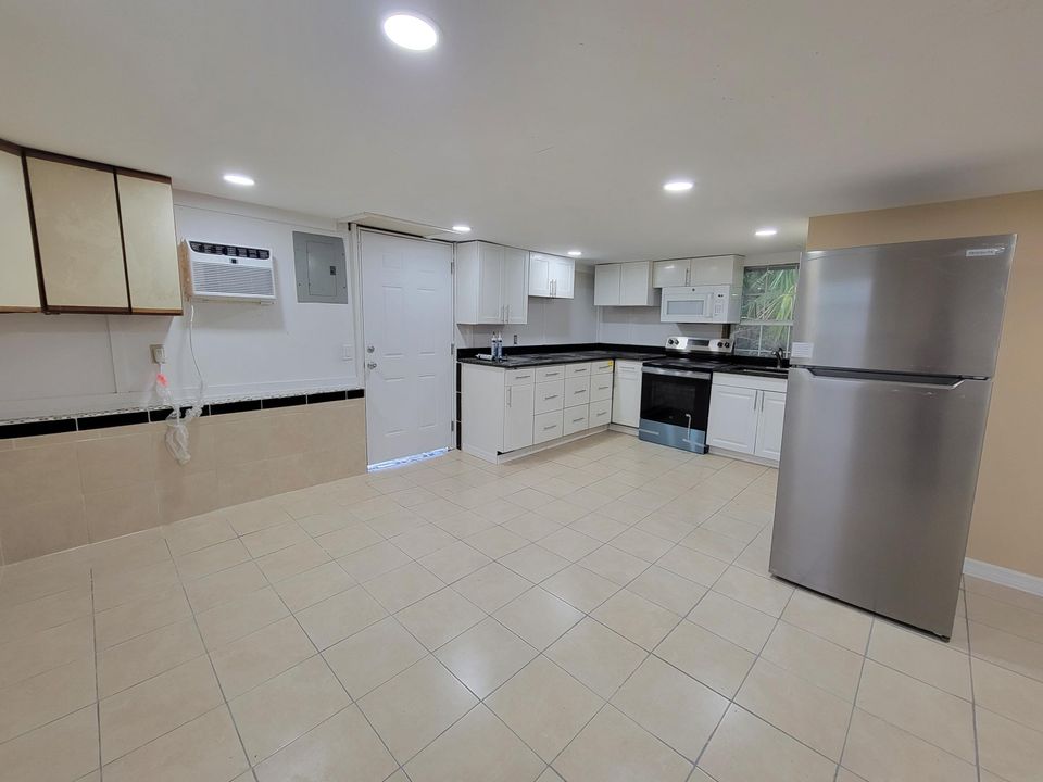 For Rent: $1,300 (1 beds, 1 baths, 700 Square Feet)