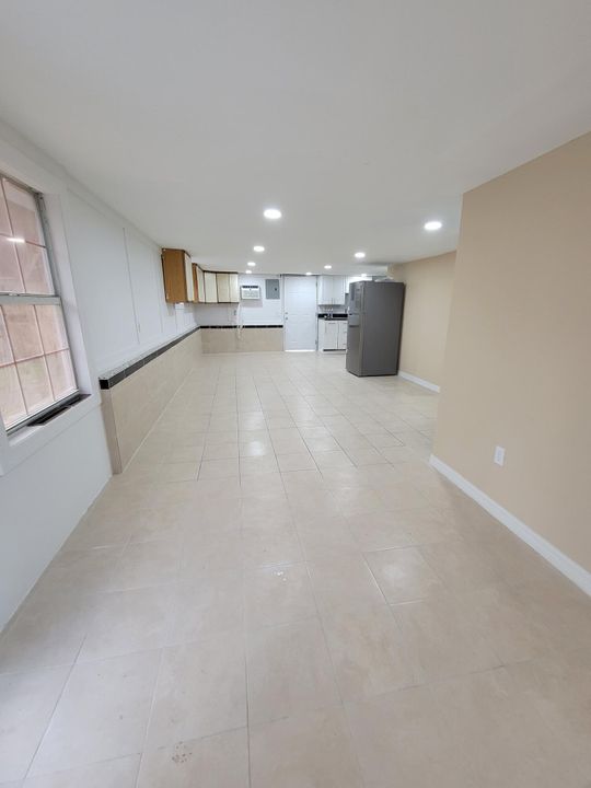 For Rent: $1,300 (1 beds, 1 baths, 700 Square Feet)