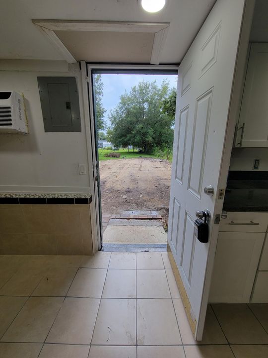 For Rent: $1,300 (1 beds, 1 baths, 700 Square Feet)