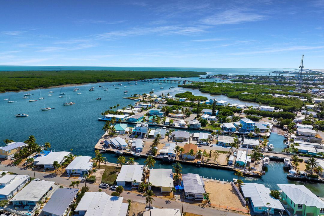 Под контрактом: $699,000 (2 спален, 2 ванн, 684 Квадратных фут)