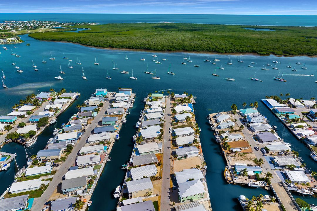 Под контрактом: $699,000 (2 спален, 2 ванн, 684 Квадратных фут)