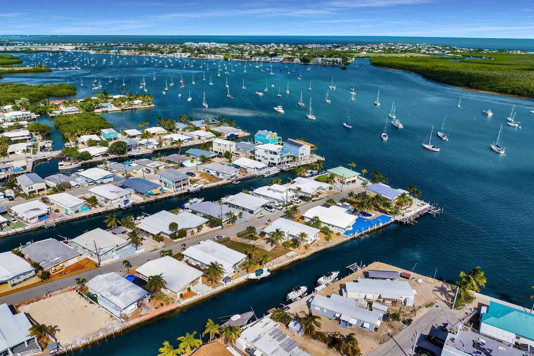 Под контрактом: $699,000 (2 спален, 2 ванн, 684 Квадратных фут)