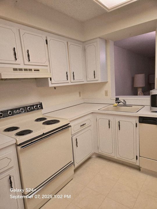 For Sale: $102,500 (1 beds, 2 baths, 925 Square Feet)