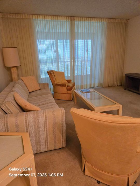 For Sale: $102,500 (1 beds, 2 baths, 925 Square Feet)