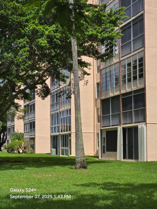 For Sale: $102,500 (1 beds, 2 baths, 925 Square Feet)