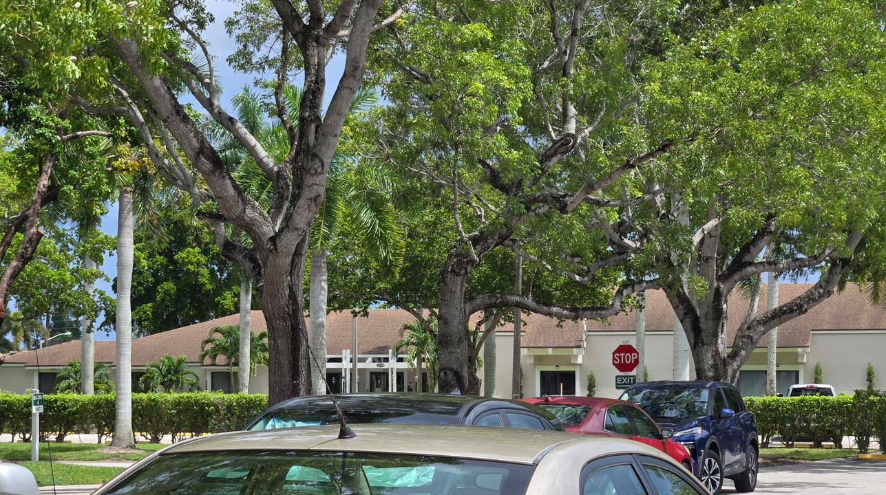 For Sale: $102,500 (1 beds, 2 baths, 925 Square Feet)