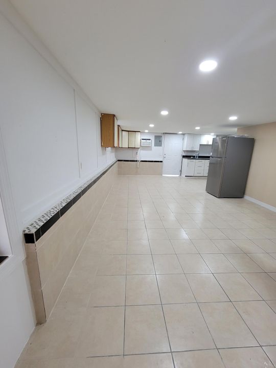 For Rent: $1,300 (1 beds, 1 baths, 700 Square Feet)