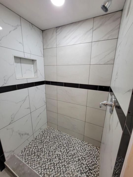 For Rent: $1,300 (1 beds, 1 baths, 700 Square Feet)