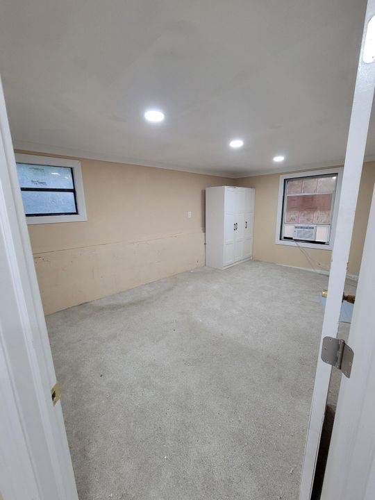 For Rent: $1,300 (1 beds, 1 baths, 700 Square Feet)