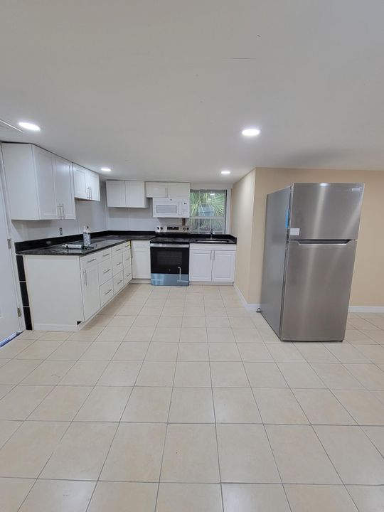 For Rent: $1,300 (1 beds, 1 baths, 700 Square Feet)