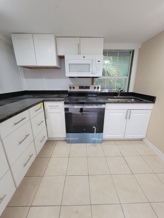 For Rent: $1,300 (1 beds, 1 baths, 700 Square Feet)