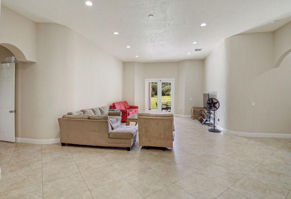 出租: $5,300 (5 贝兹, 4 浴室, 4619 平方英尺)