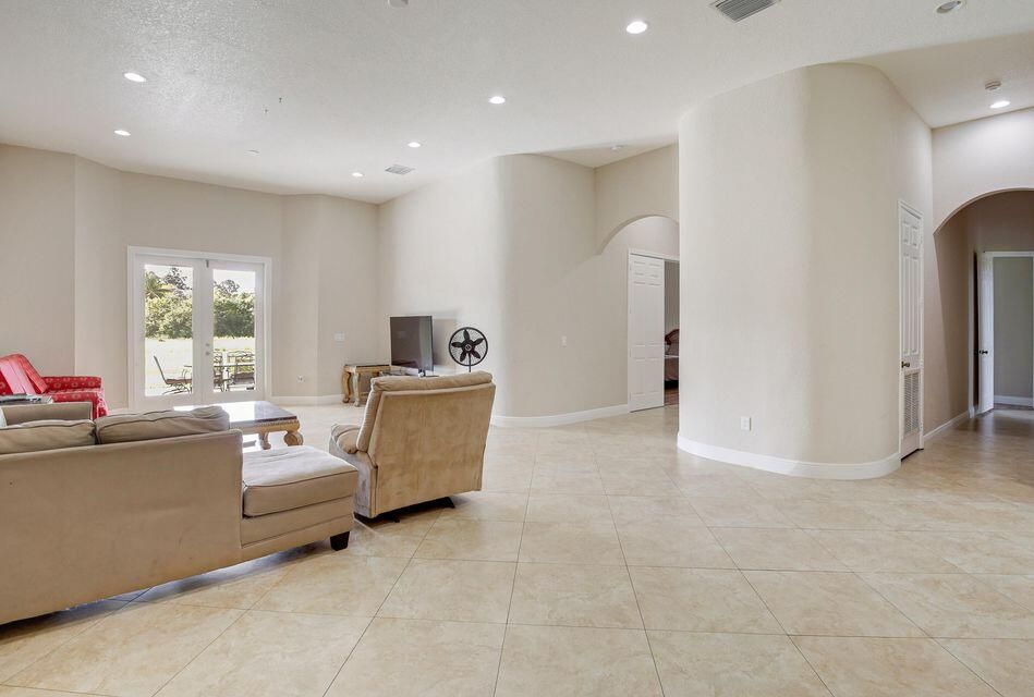 出租: $5,300 (5 贝兹, 4 浴室, 4619 平方英尺)