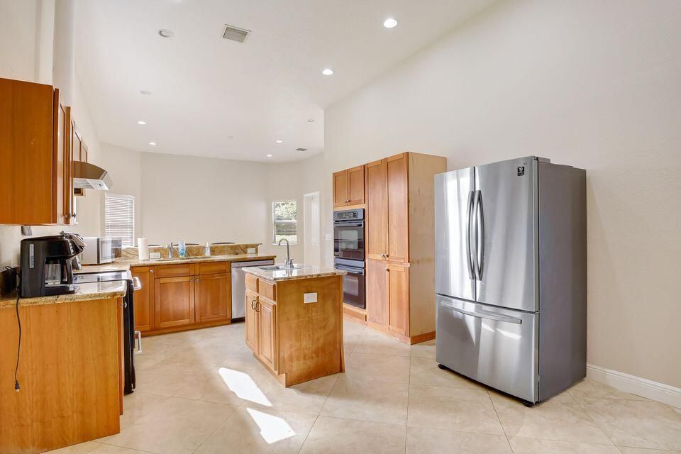 出租: $5,300 (5 贝兹, 4 浴室, 4619 平方英尺)