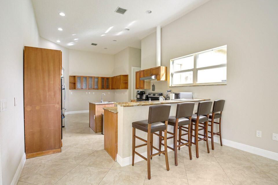 出租: $5,300 (5 贝兹, 4 浴室, 4619 平方英尺)