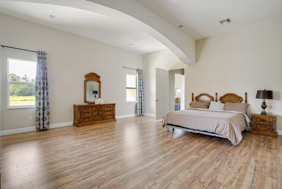 出租: $5,300 (5 贝兹, 4 浴室, 4619 平方英尺)