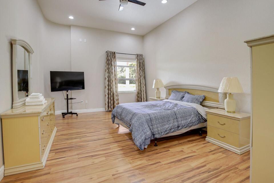 出租: $5,300 (5 贝兹, 4 浴室, 4619 平方英尺)