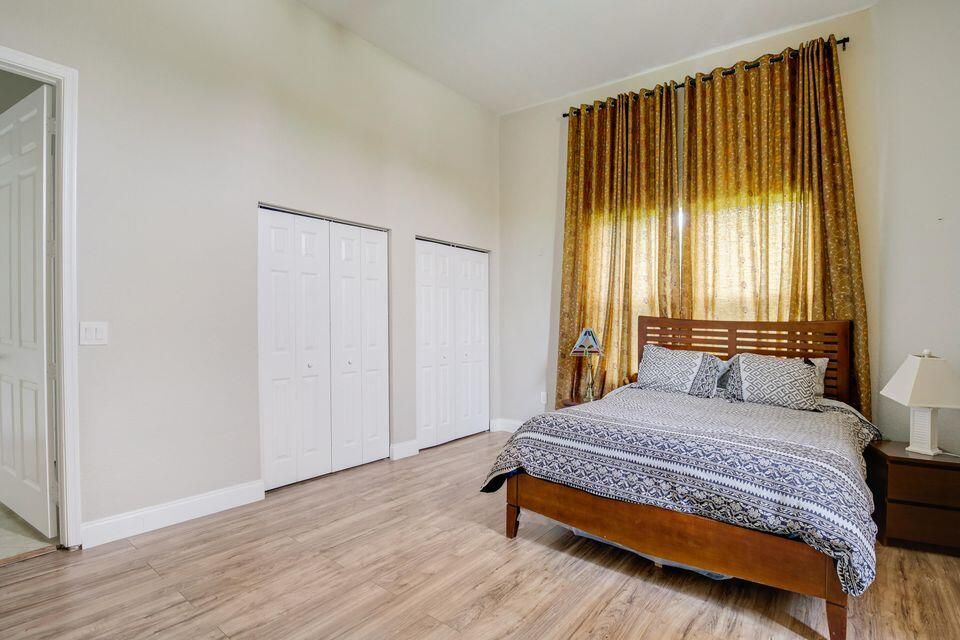 出租: $5,300 (5 贝兹, 4 浴室, 4619 平方英尺)