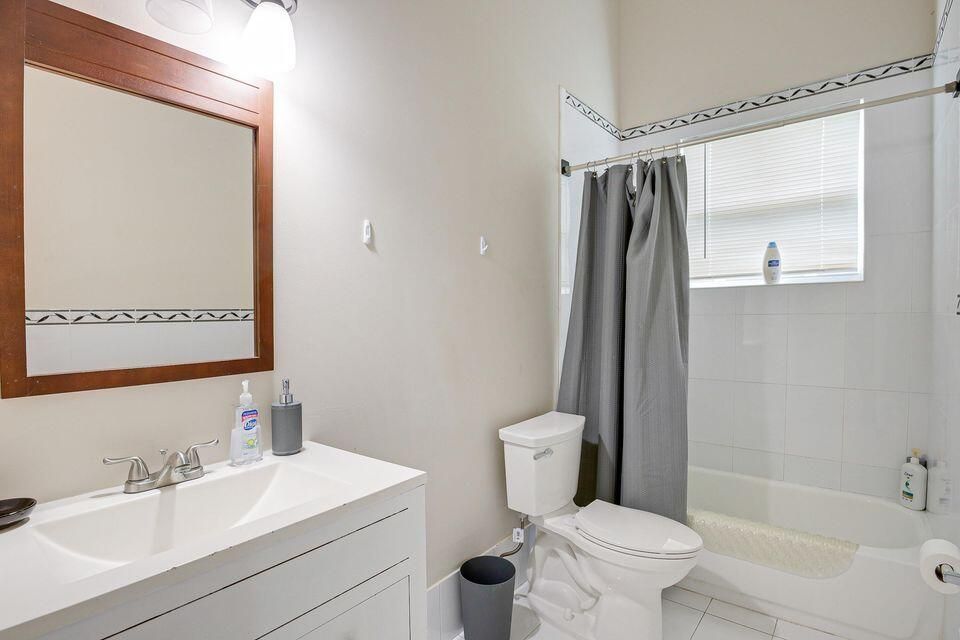 出租: $5,300 (5 贝兹, 4 浴室, 4619 平方英尺)