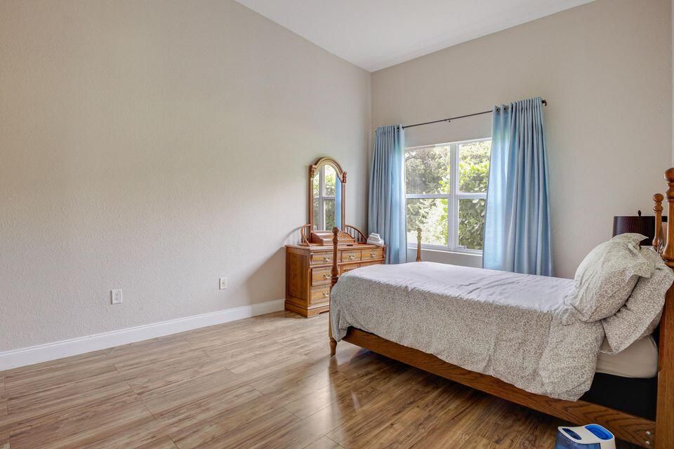 出租: $5,300 (5 贝兹, 4 浴室, 4619 平方英尺)