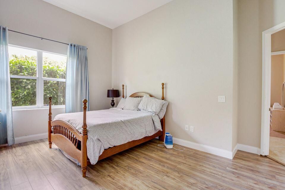 出租: $5,300 (5 贝兹, 4 浴室, 4619 平方英尺)