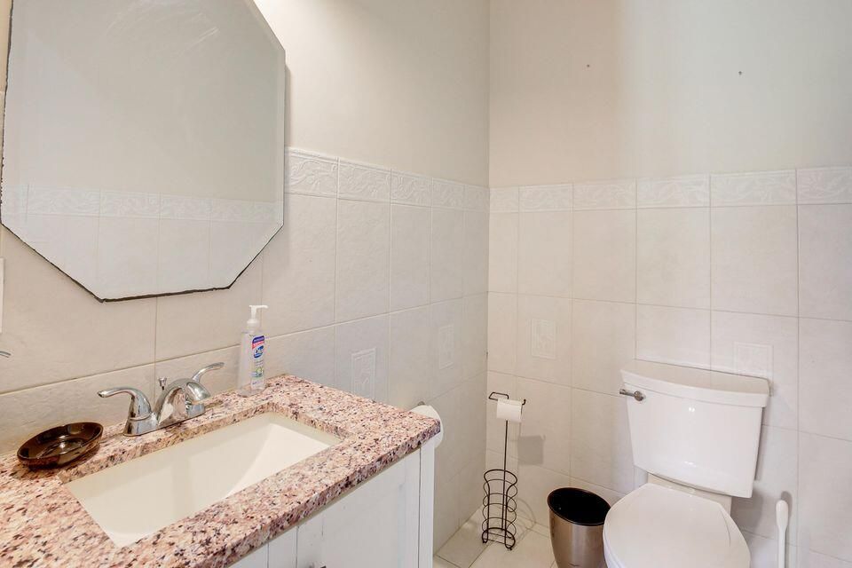 出租: $5,300 (5 贝兹, 4 浴室, 4619 平方英尺)