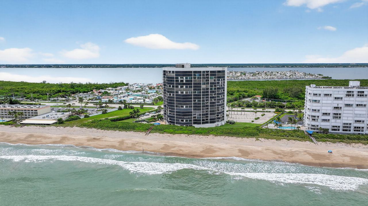 For Sale: $599,000 (2 beds, 2 baths, 1209 Square Feet)