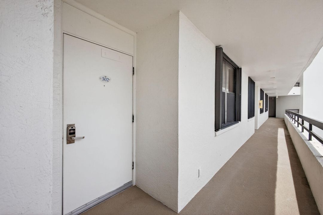 For Sale: $599,000 (2 beds, 2 baths, 1209 Square Feet)