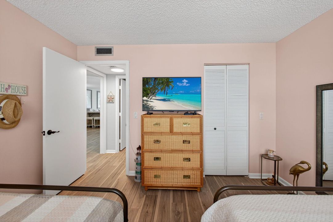 For Sale: $599,000 (2 beds, 2 baths, 1209 Square Feet)