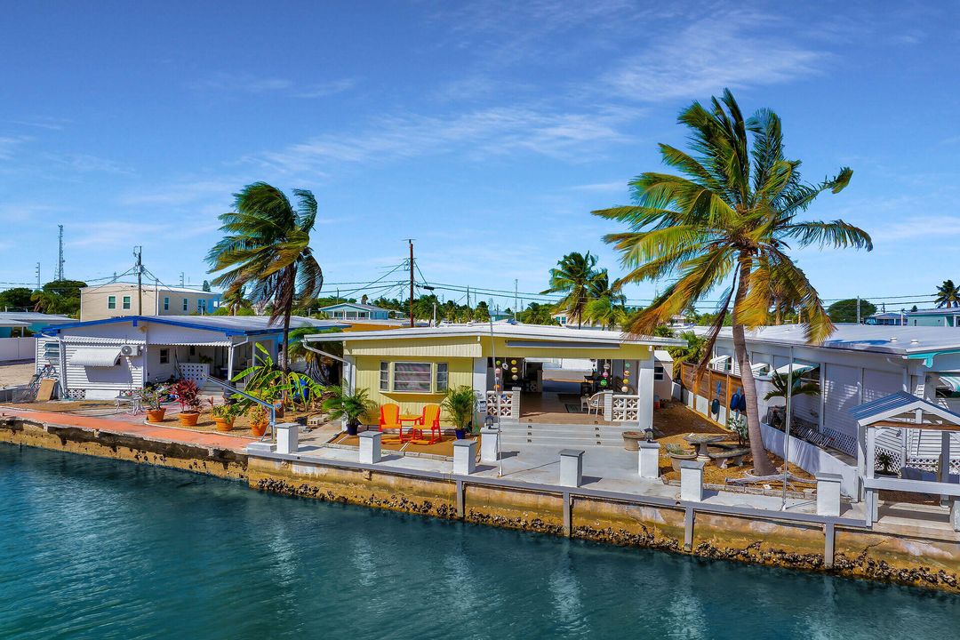 Под контрактом: $699,000 (2 спален, 2 ванн, 684 Квадратных фут)