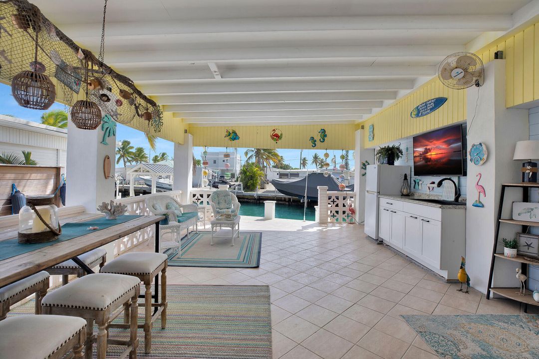 Под контрактом: $699,000 (2 спален, 2 ванн, 684 Квадратных фут)