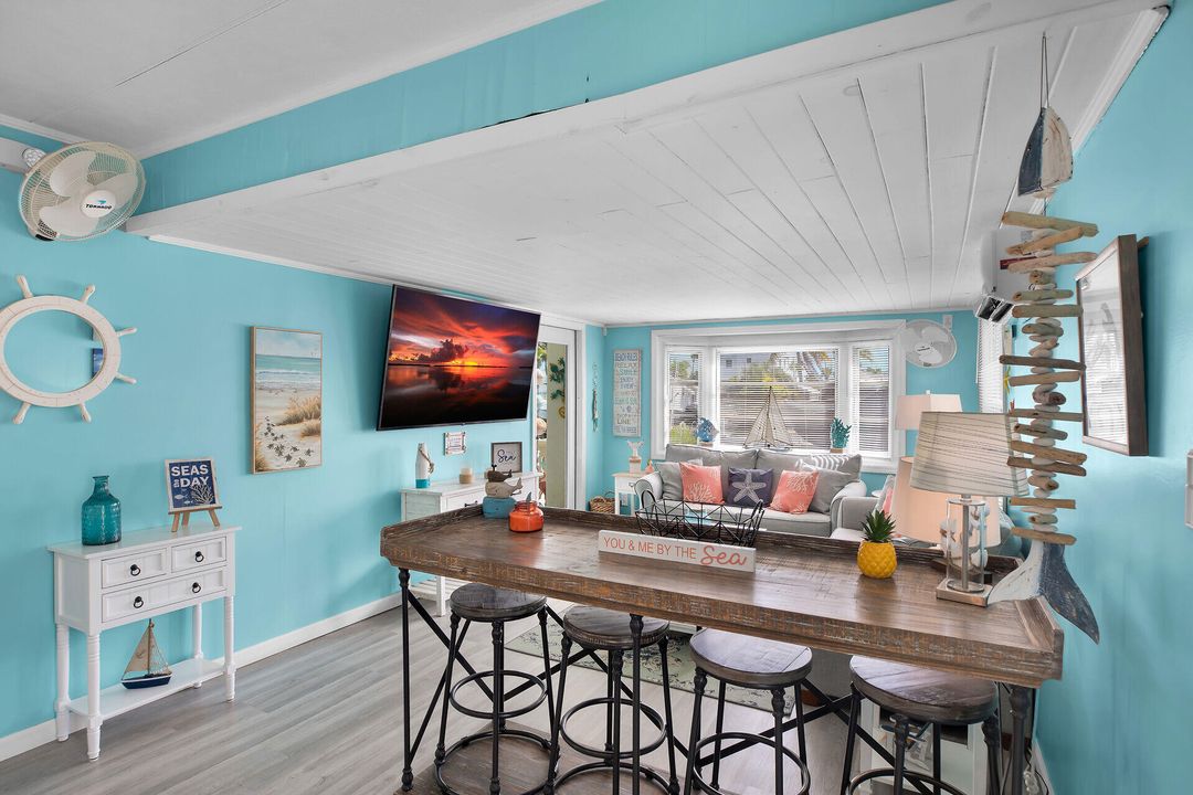 Под контрактом: $699,000 (2 спален, 2 ванн, 684 Квадратных фут)