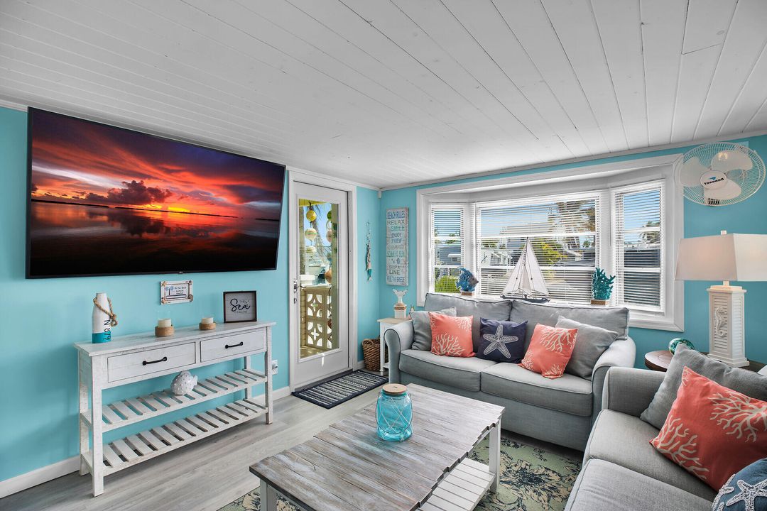 Под контрактом: $699,000 (2 спален, 2 ванн, 684 Квадратных фут)