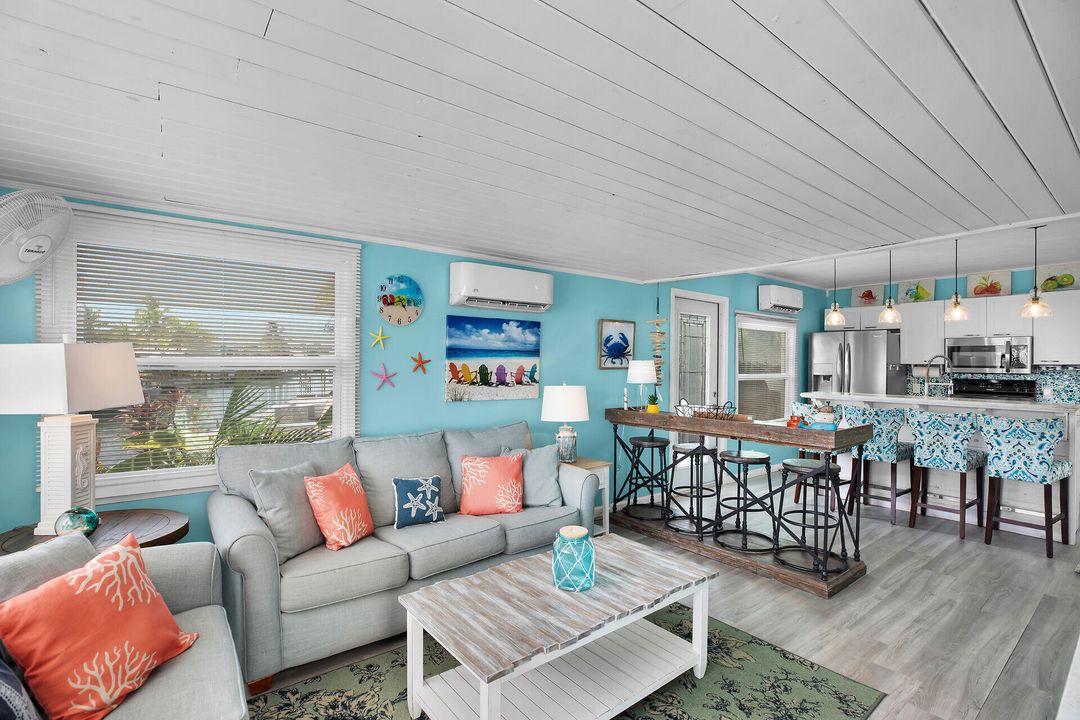 Под контрактом: $699,000 (2 спален, 2 ванн, 684 Квадратных фут)