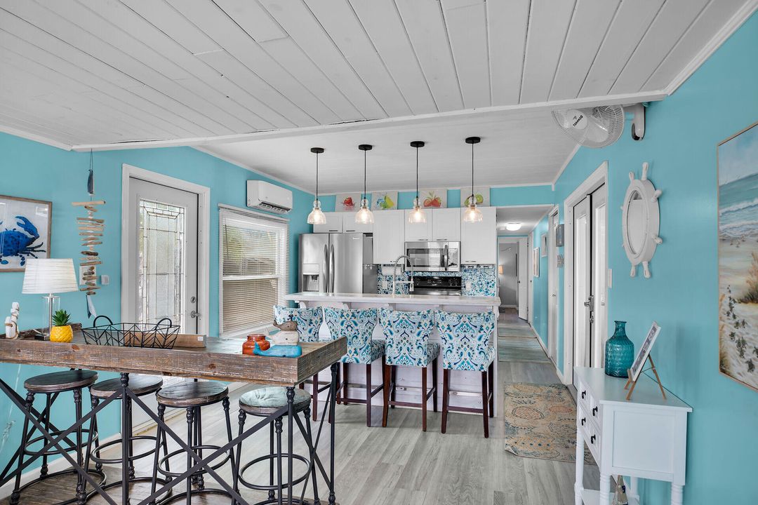 Под контрактом: $699,000 (2 спален, 2 ванн, 684 Квадратных фут)