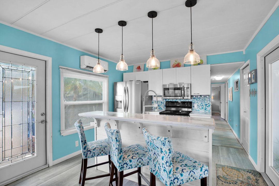 Под контрактом: $699,000 (2 спален, 2 ванн, 684 Квадратных фут)