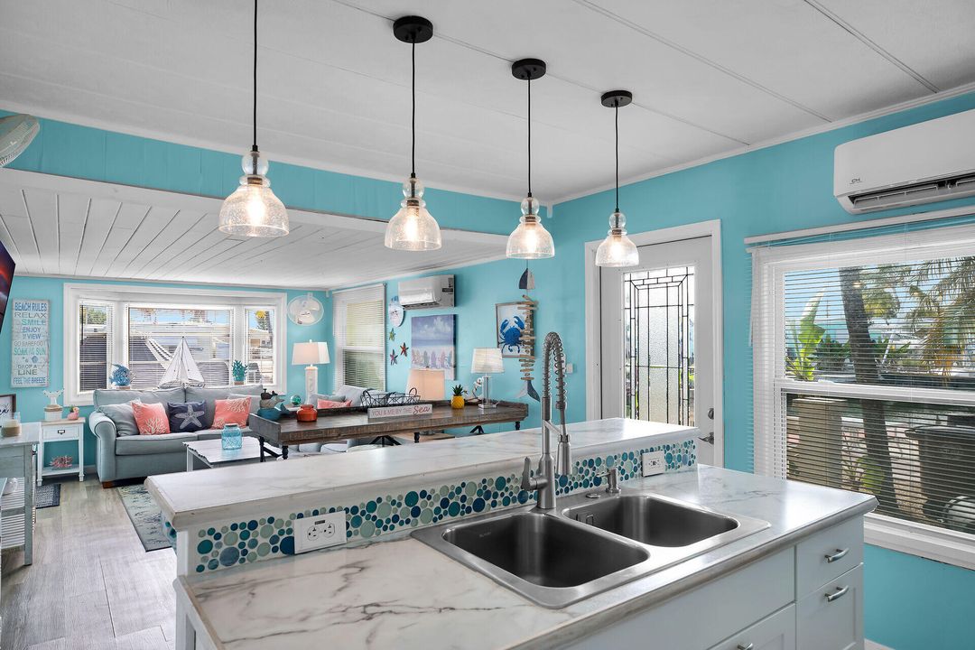 Под контрактом: $699,000 (2 спален, 2 ванн, 684 Квадратных фут)