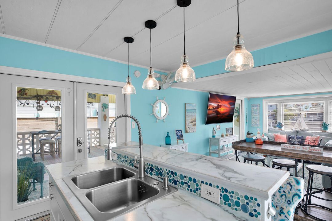 Под контрактом: $699,000 (2 спален, 2 ванн, 684 Квадратных фут)